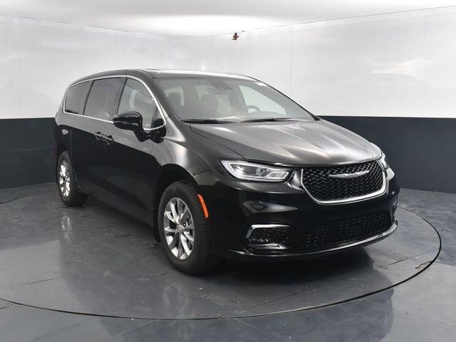 New 2026 Chrysler Pacifica Select image 2