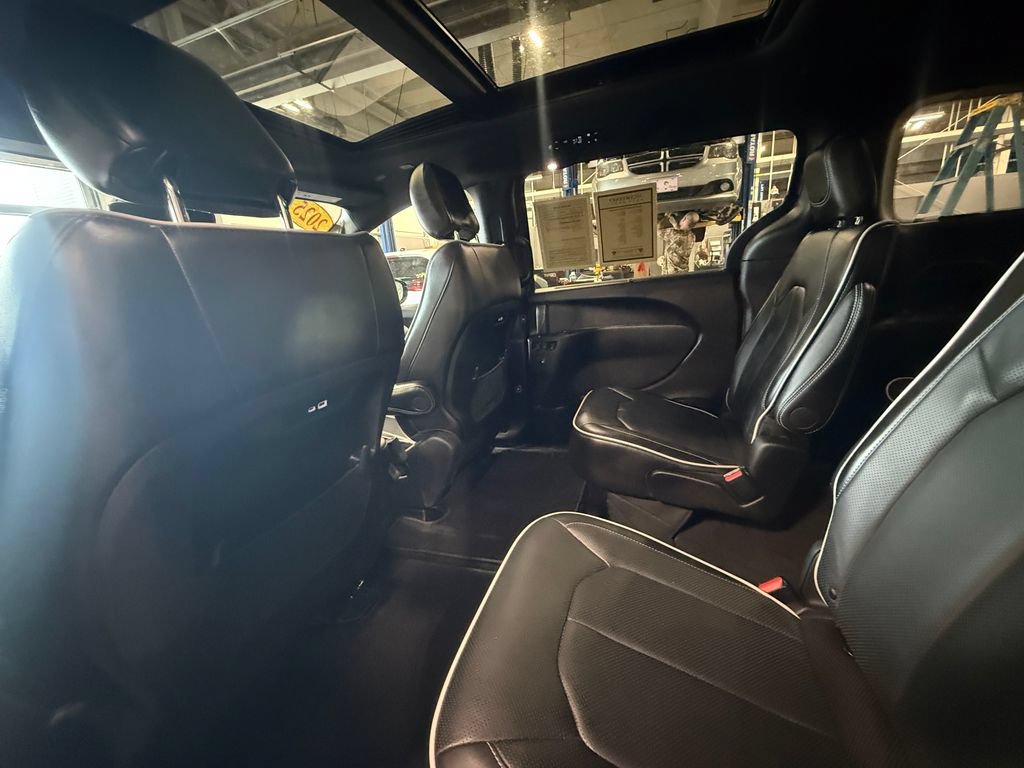Used 2025 Chrysler Pacifica Limited FWD image 23