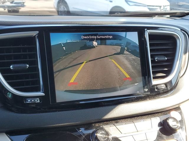 Used 2024 Chrysler Pacifica Touring-L FWD image 14