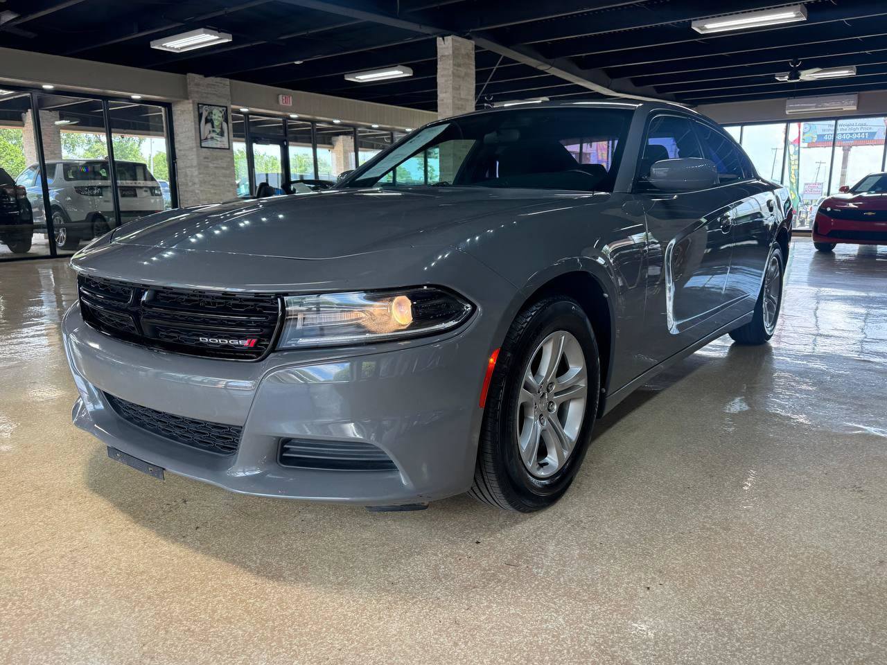 Used 2018 Dodge Charger SXT RWD image 3