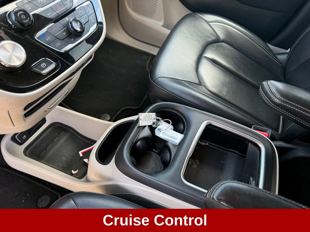 Used 2023 Chrysler Pacifica Touring-L FWD image 18