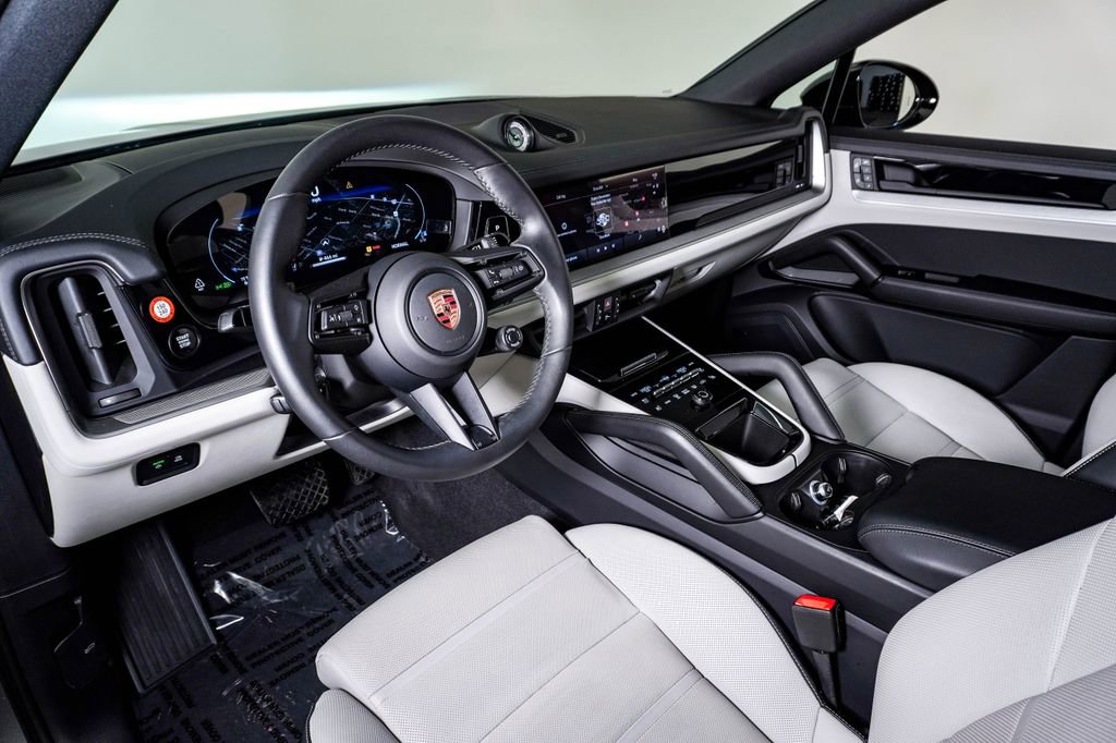 Certified 2025 Porsche Cayenne Coupe image 4