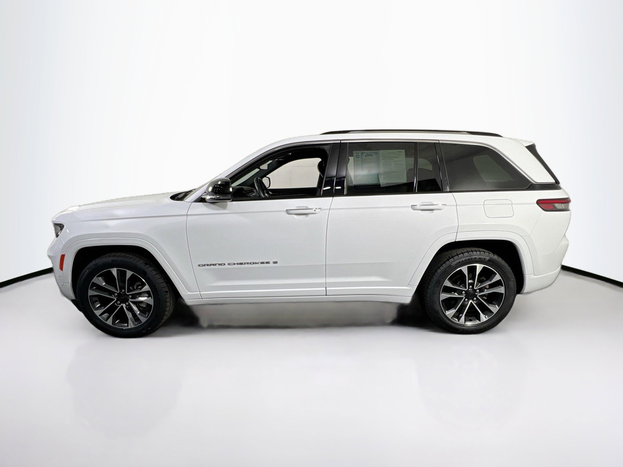 Used 2022 Jeep Grand Cherokee Overland w/ Luxury Tech Group IV AWD/4WD image 8