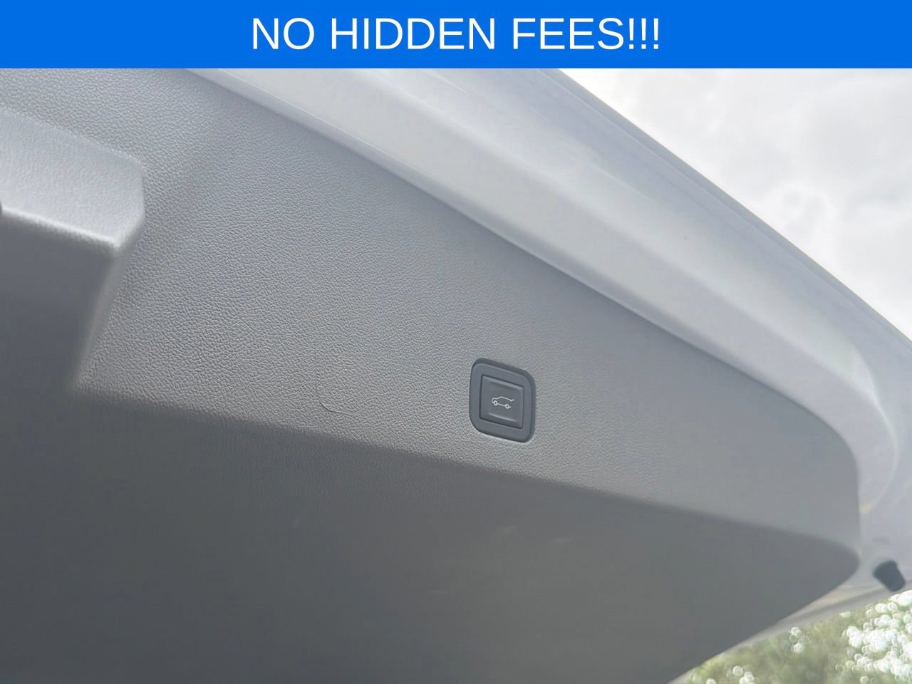 Used 2025 Cadillac XT6 Premium Luxury w/ LPO, Floor Liner Package FWD image 8