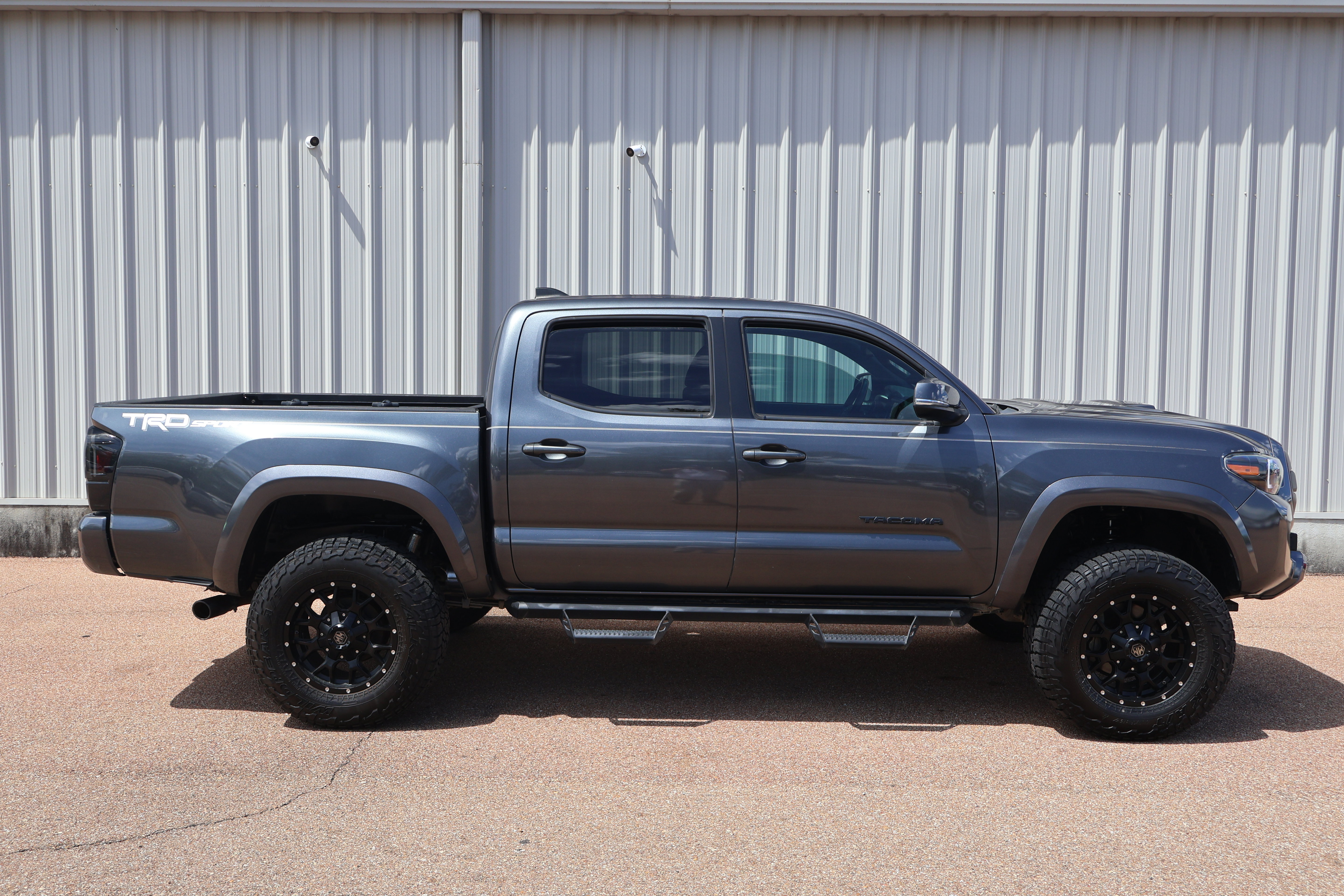 Used 2020 Toyota Tacoma TRD Sport w/ Technology Package RWD image 3