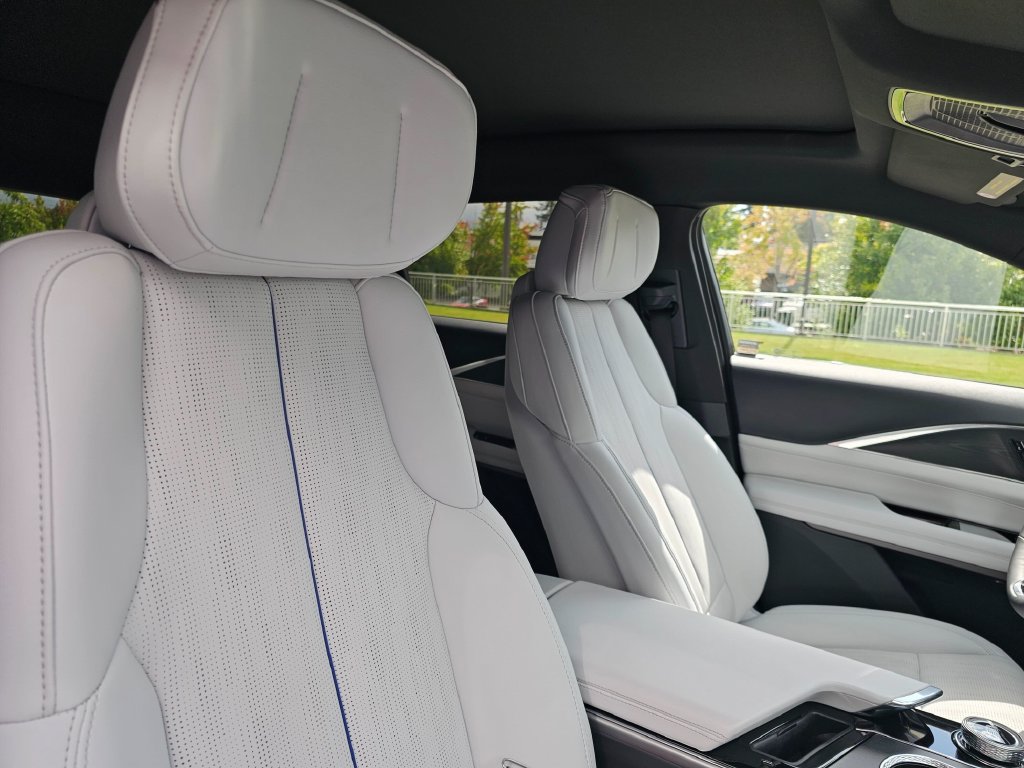 Certified 2024 Cadillac Lyriq Luxury AWD/4WD image 11