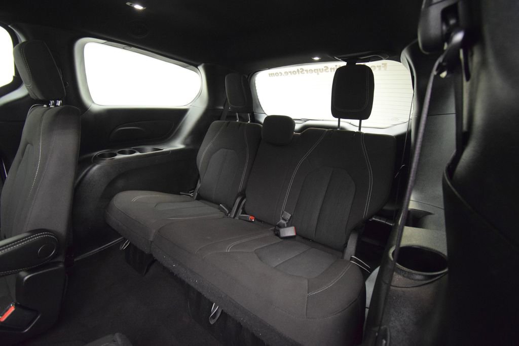Used 2023 Chrysler Pacifica Touring FWD image 17