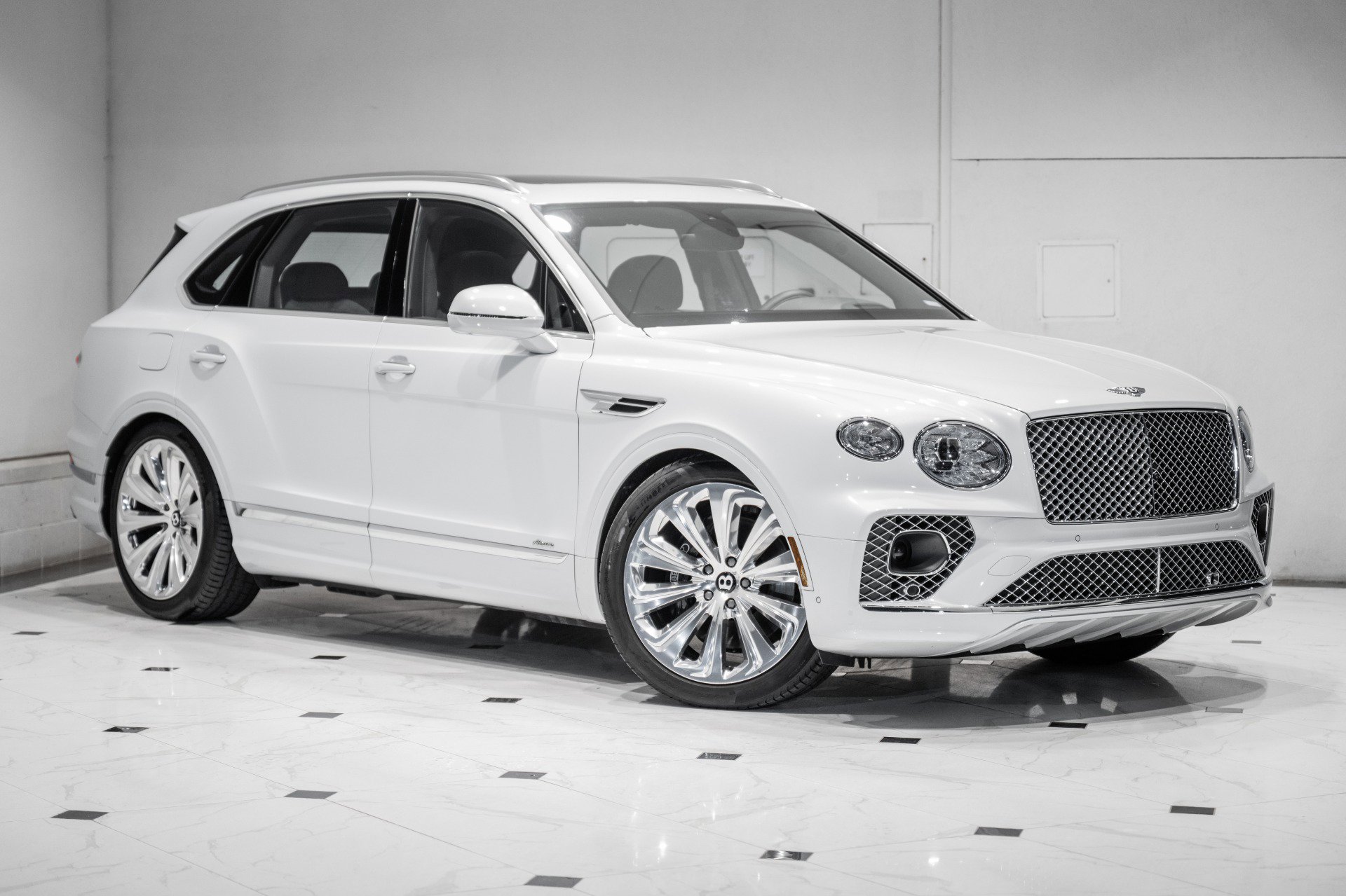 Used 2023 Bentley Bentayga image 1