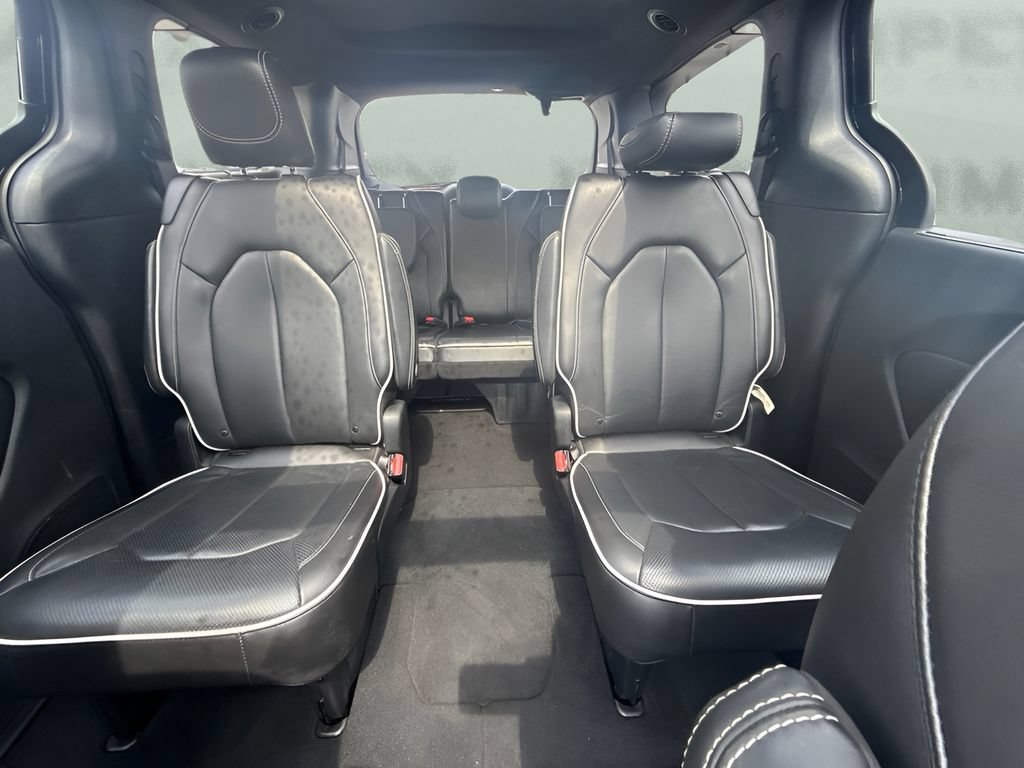 Used 2025 Chrysler Pacifica Limited FWD image 8