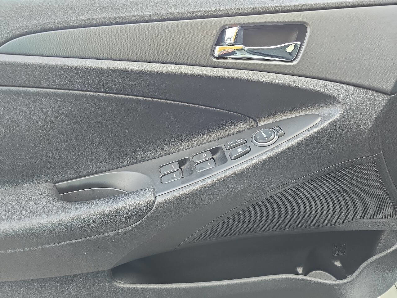 Used 2011 Hyundai Sonata SE FWD image 4