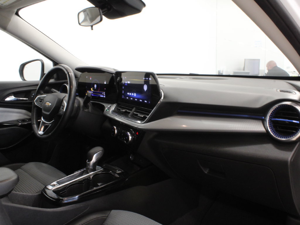 Used 2025 Chevrolet Trax LT w/ Driver Confidence Package FWD image 18