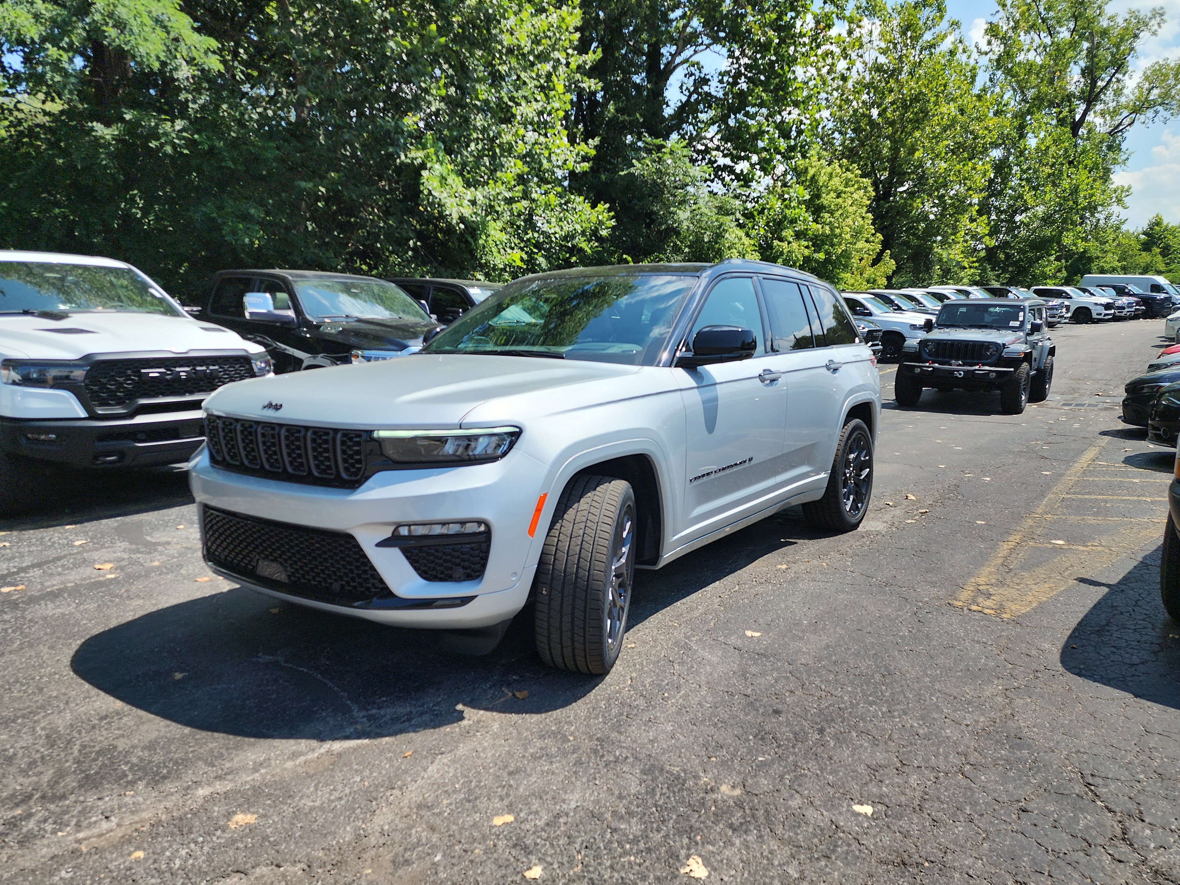 New 2025 Jeep Grand Cherokee Summit image 22