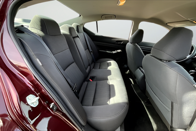 Used 2024 Nissan Altima 2.5 SV FWD image 22
