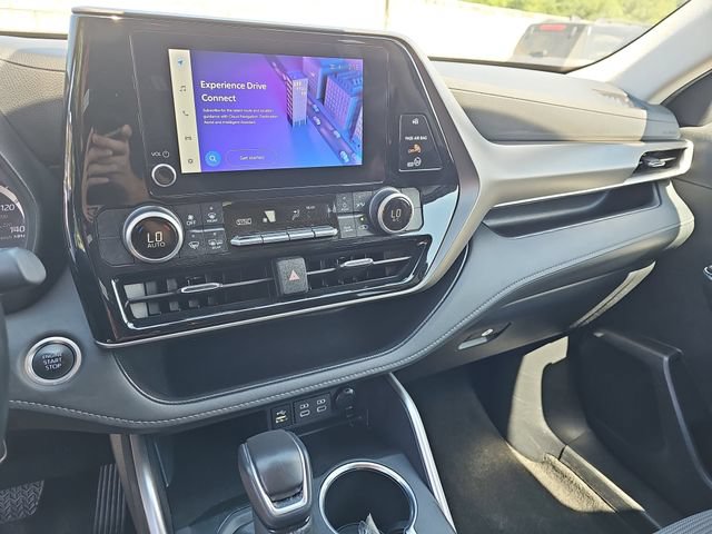 Used 2024 Toyota Highlander LE FWD image 24