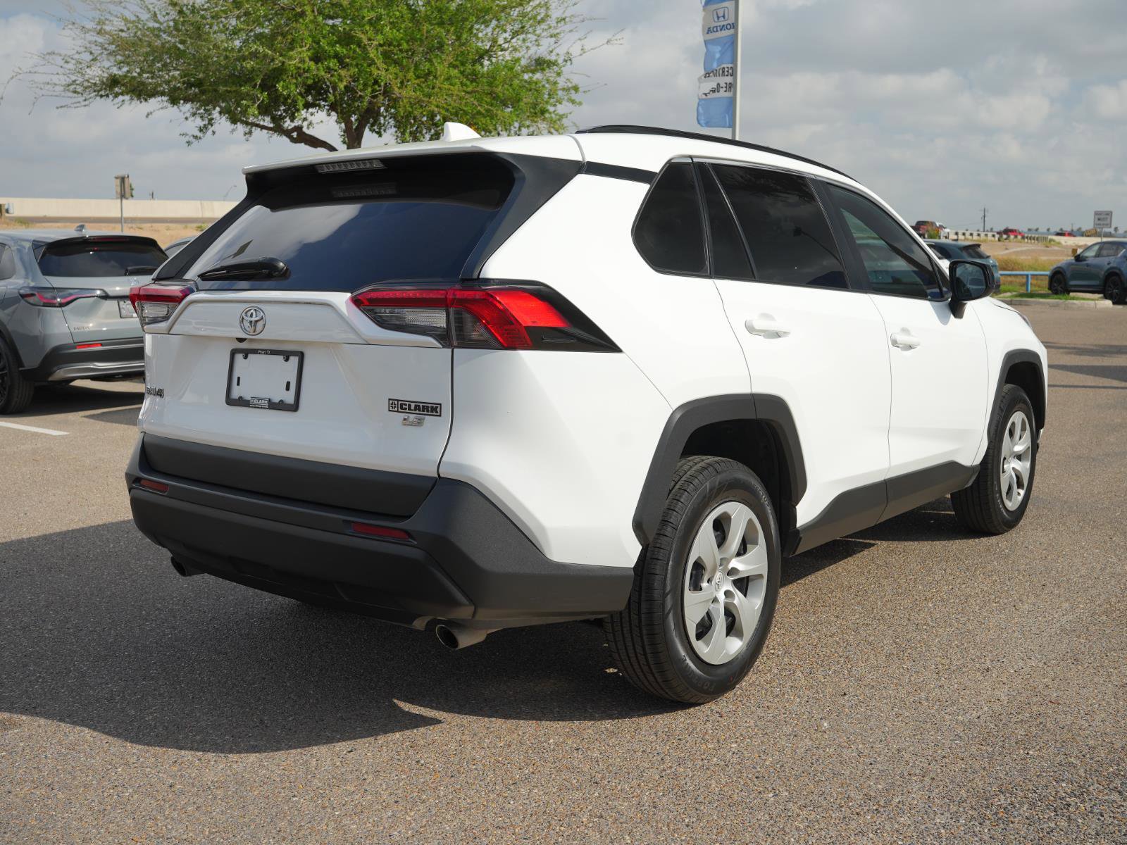 Used 2021 Toyota RAV4 LE image 5