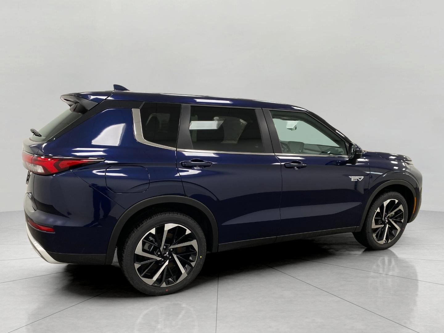 New 2025 Mitsubishi Outlander 4WD Plug-In Hybrid image 2