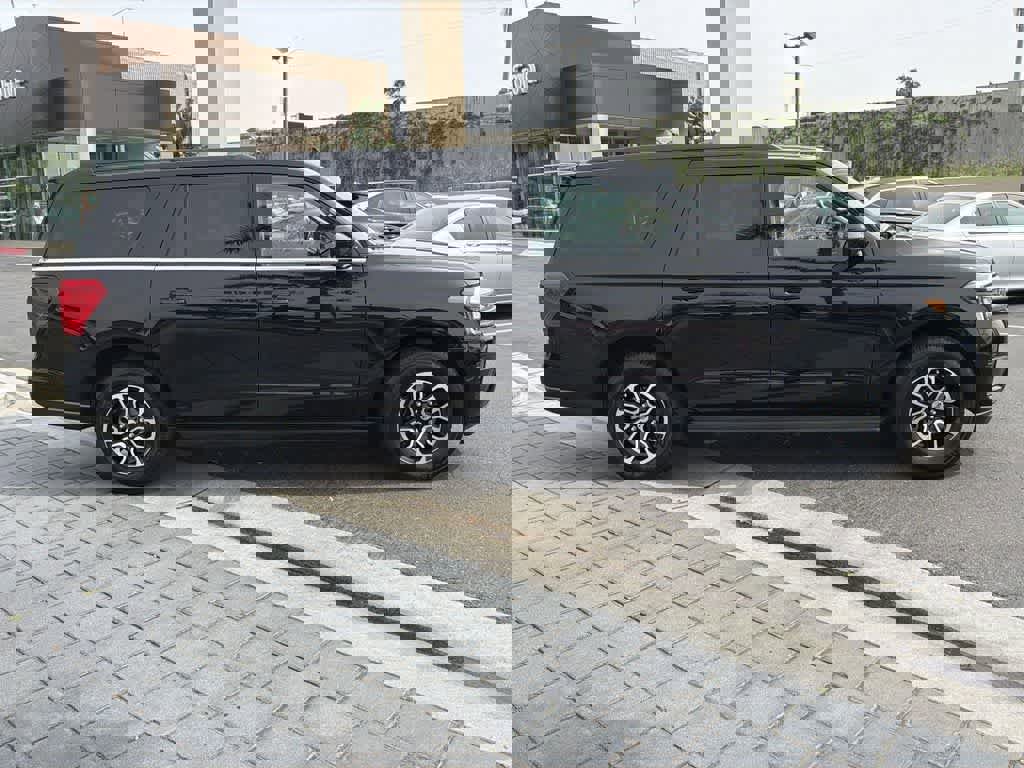 Used 2024 Ford Expedition Max XLT image 7