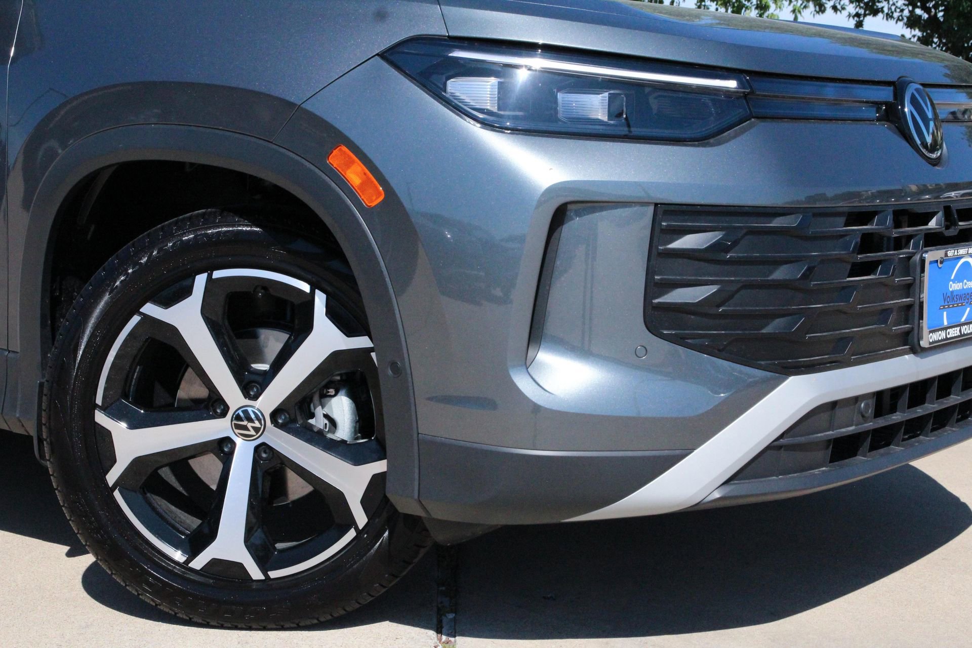 Certified 2025 Volkswagen Tiguan SE FWD image 2