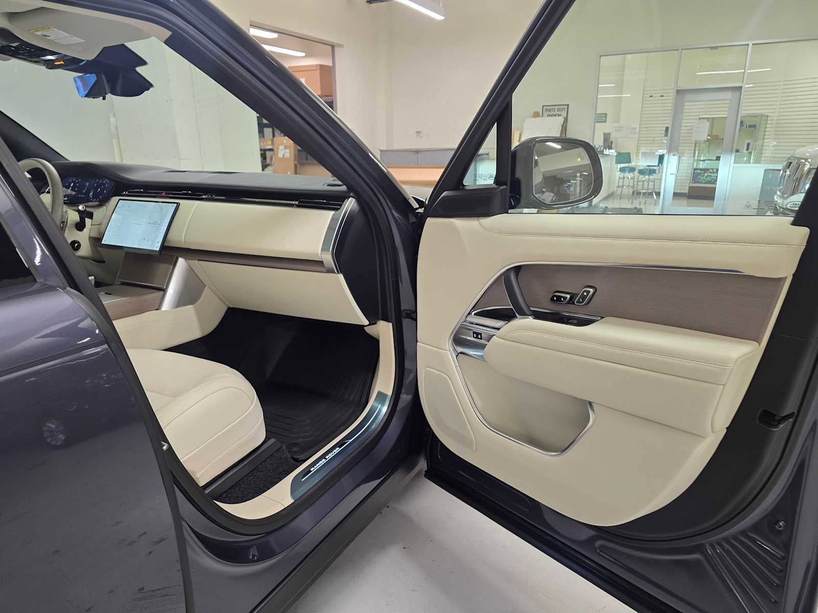 New 2026 Land Rover Range Rover SE image 12