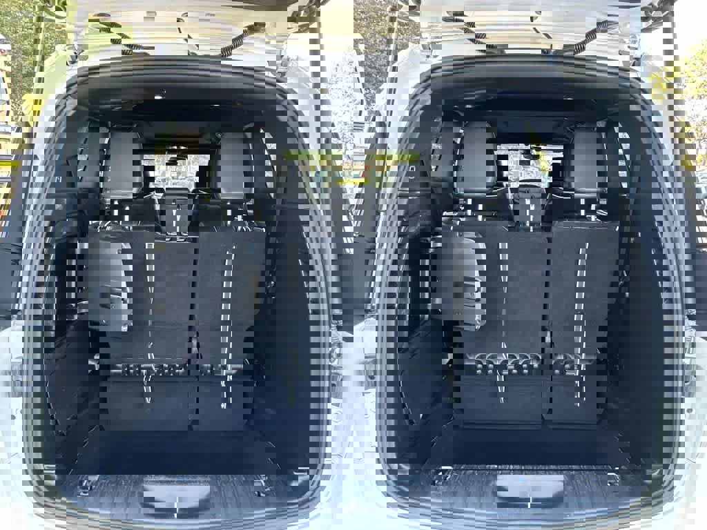 Used 2024 Chrysler Pacifica Premium image 25