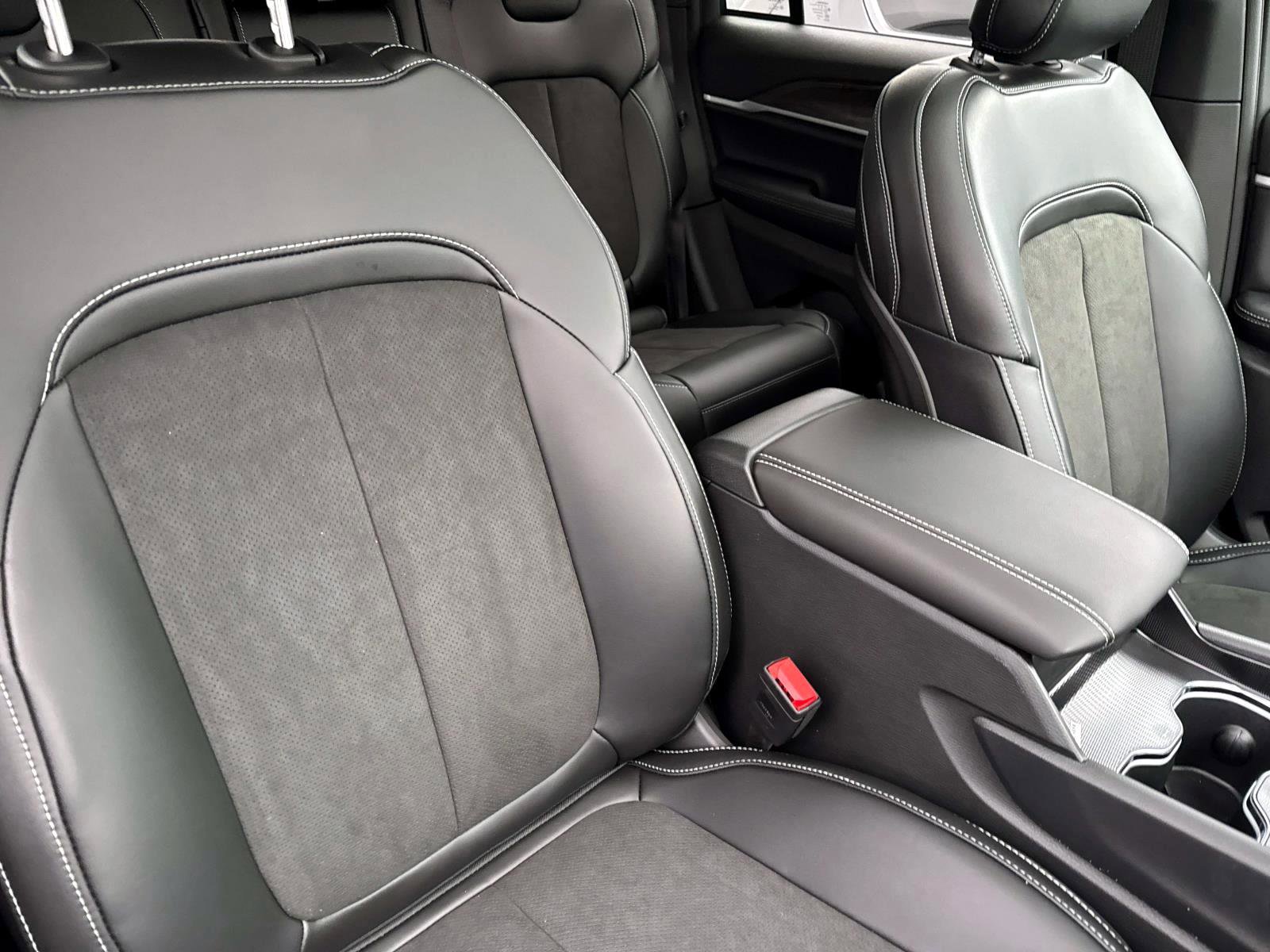 New 2026 Jeep Grand Cherokee Altitude image 11