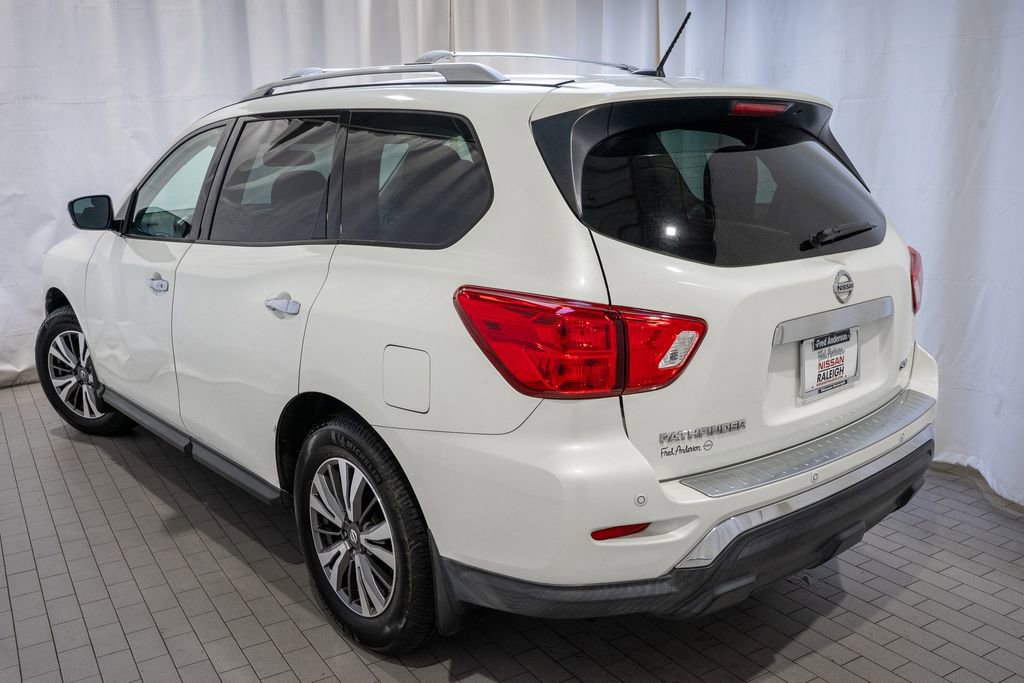 Used 2018 Nissan Pathfinder SV image 3
