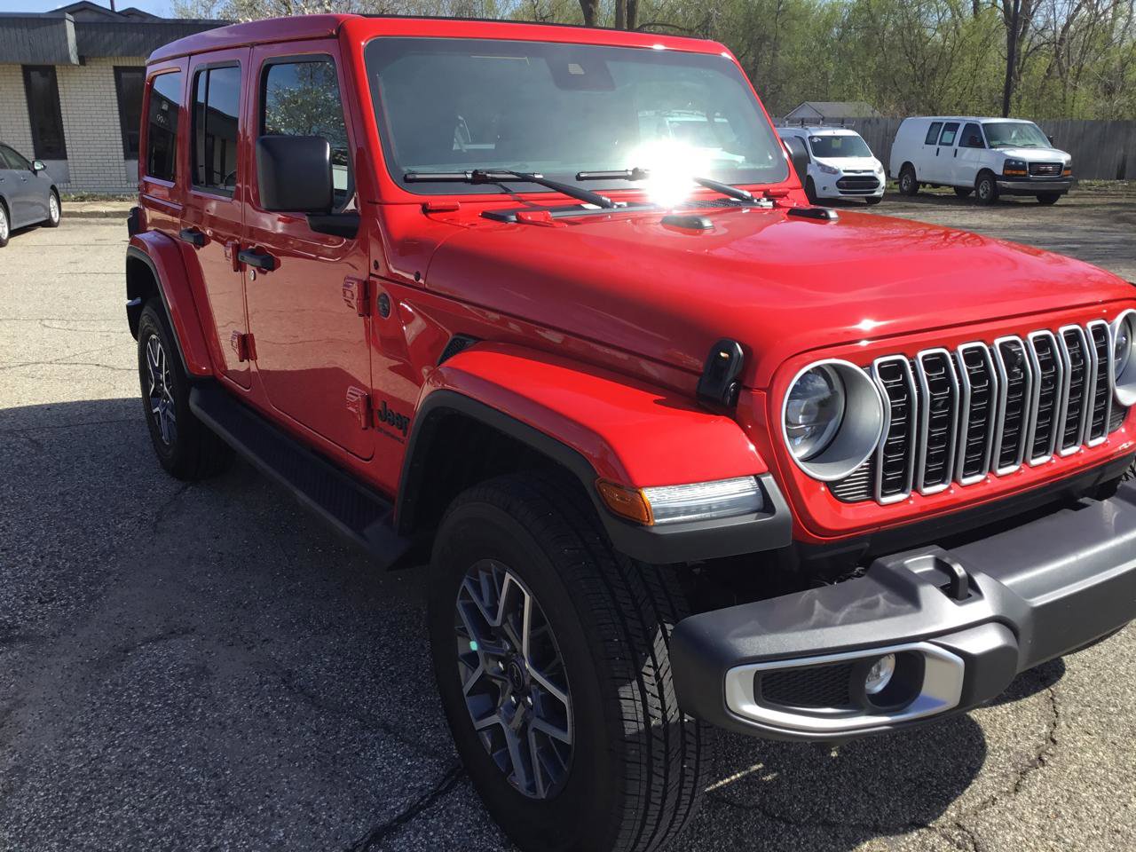Used 2025 Jeep Wrangler Unlimited Sahara AWD/4WD image 5