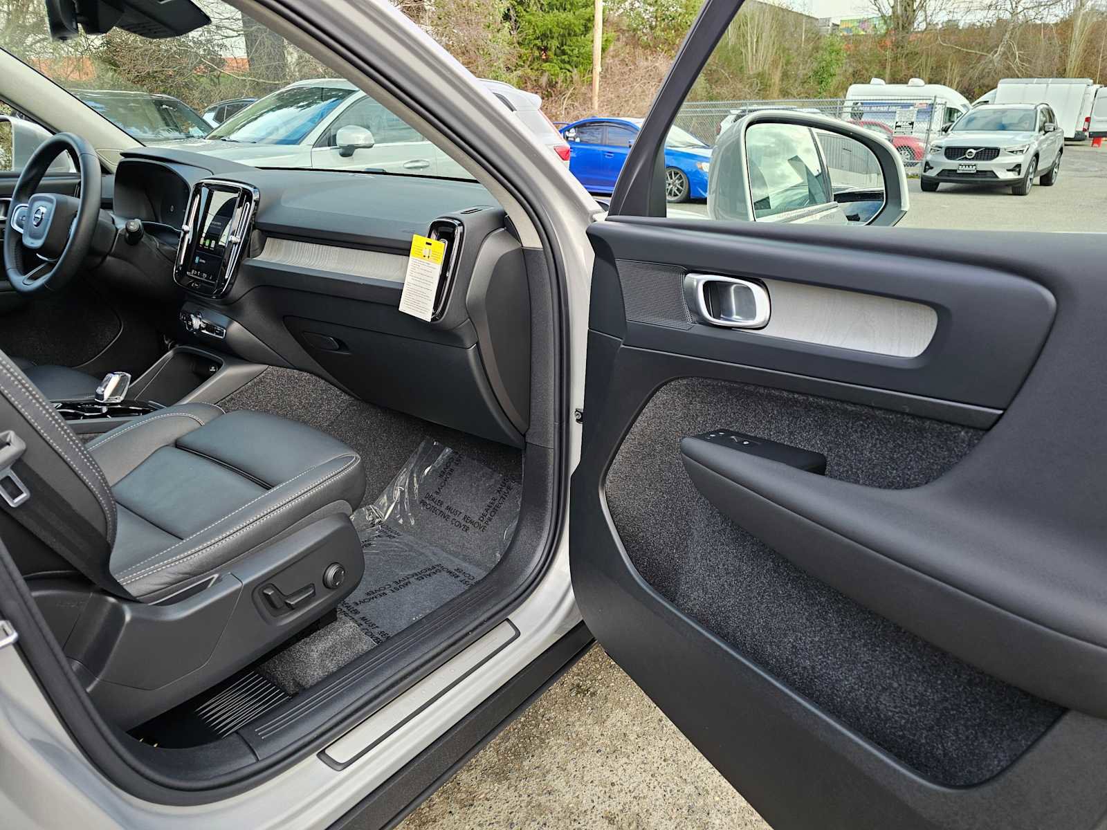 Used 2025 Volvo XC40 B5 Plus w/ Climate Package AWD/4WD image 11