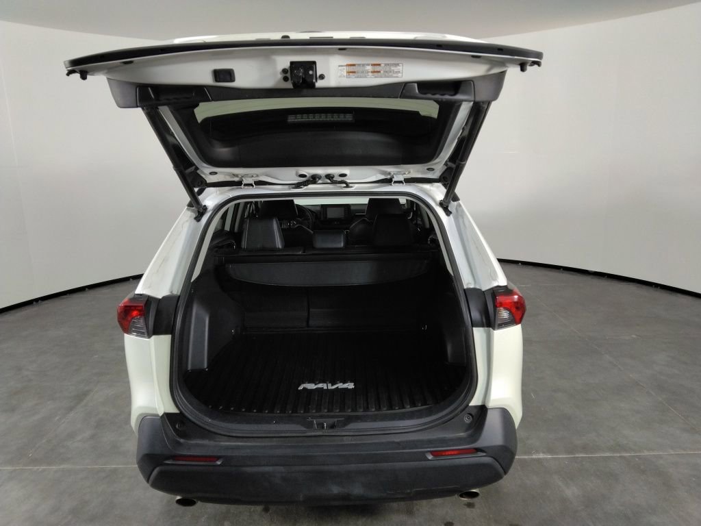 Used 2021 Toyota RAV4 XLE Premium image 10