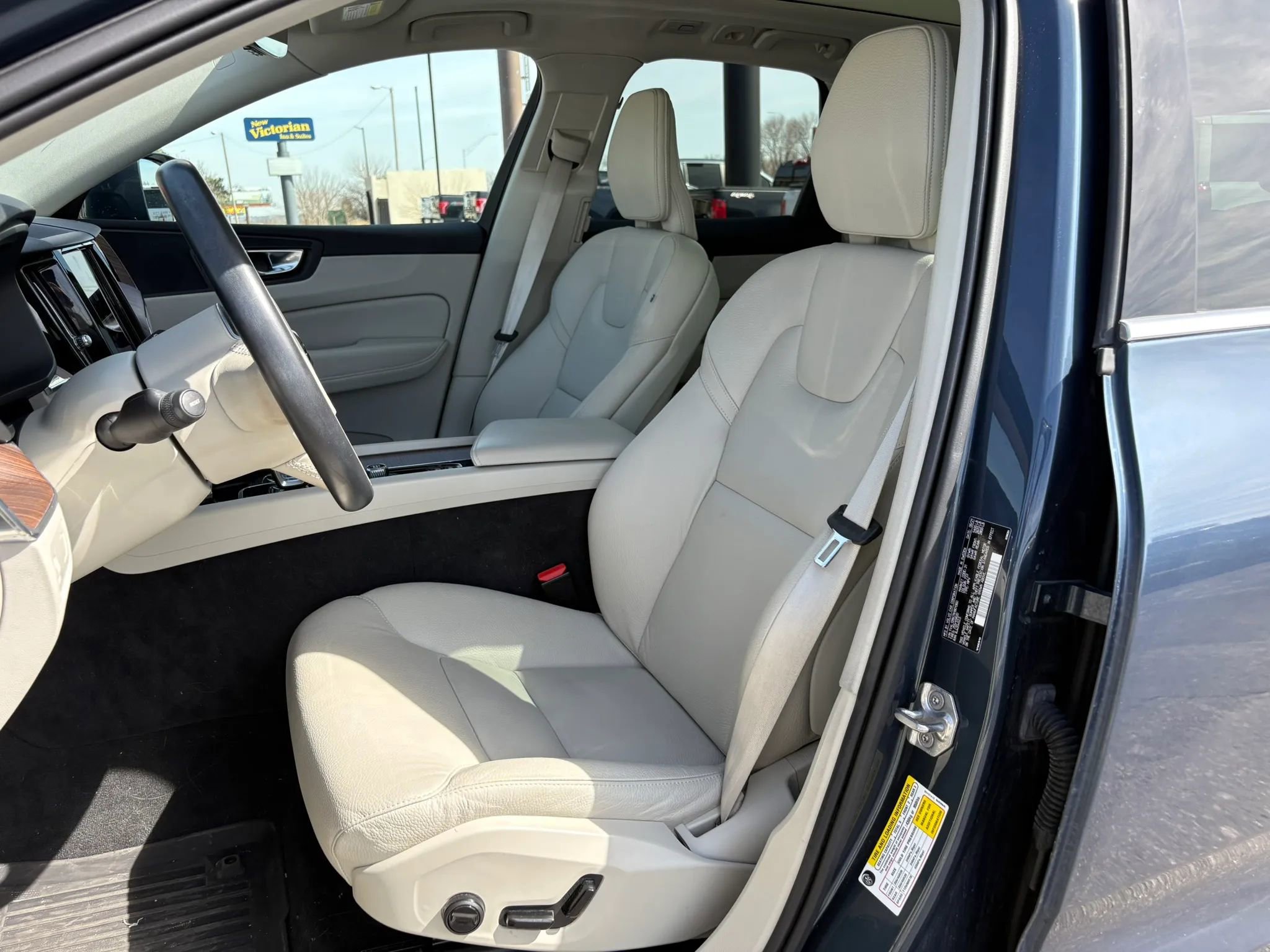 Used 2022 Volvo XC60 B5 Momentum w/ Advanced Package image 24