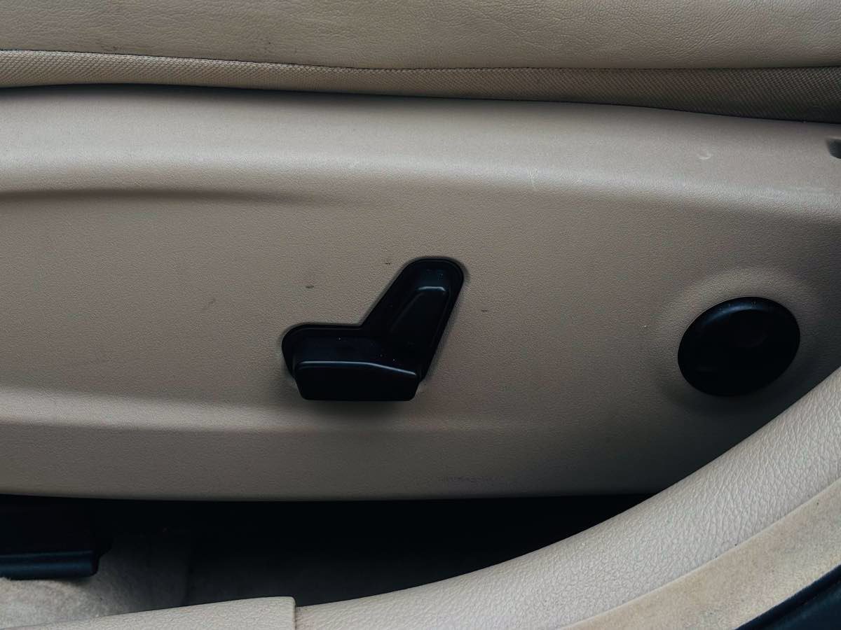 Used 2014 Chrysler 300 AWD image 31