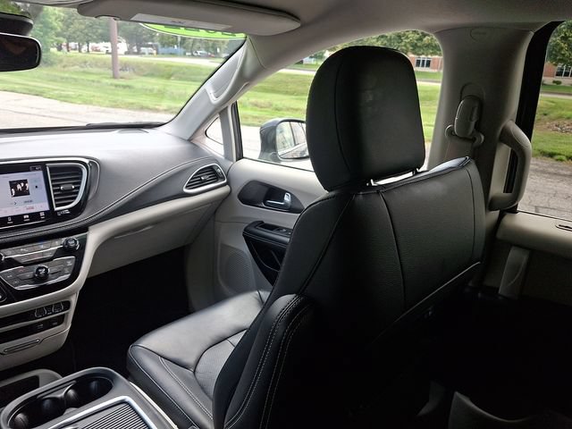 Used 2022 Chrysler Pacifica Touring-L AWD/4WD image 16