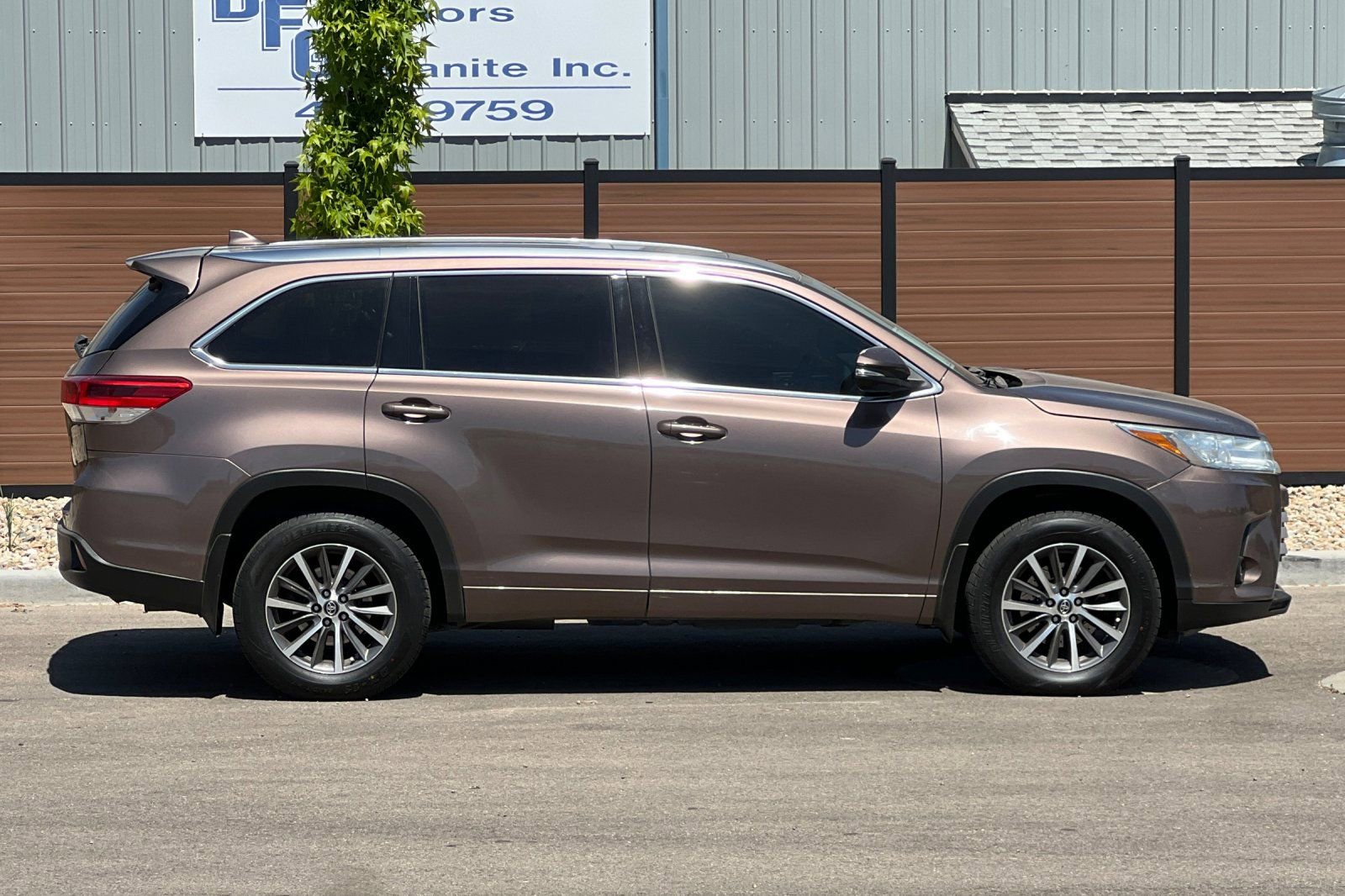Used 2018 Toyota Highlander XLE AWD/4WD image 3