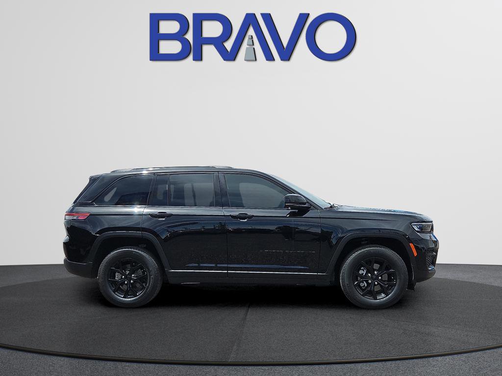 Used 2024 Jeep Grand Cherokee Altitude RWD image 3