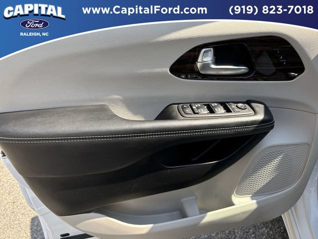 Used 2024 Chrysler Pacifica Limited FWD image 19