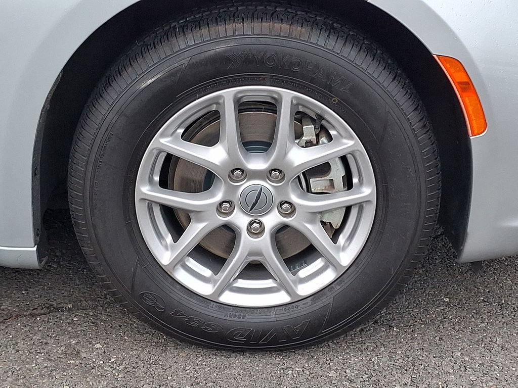 Used 2024 Chrysler Pacifica Touring-L FWD image 11