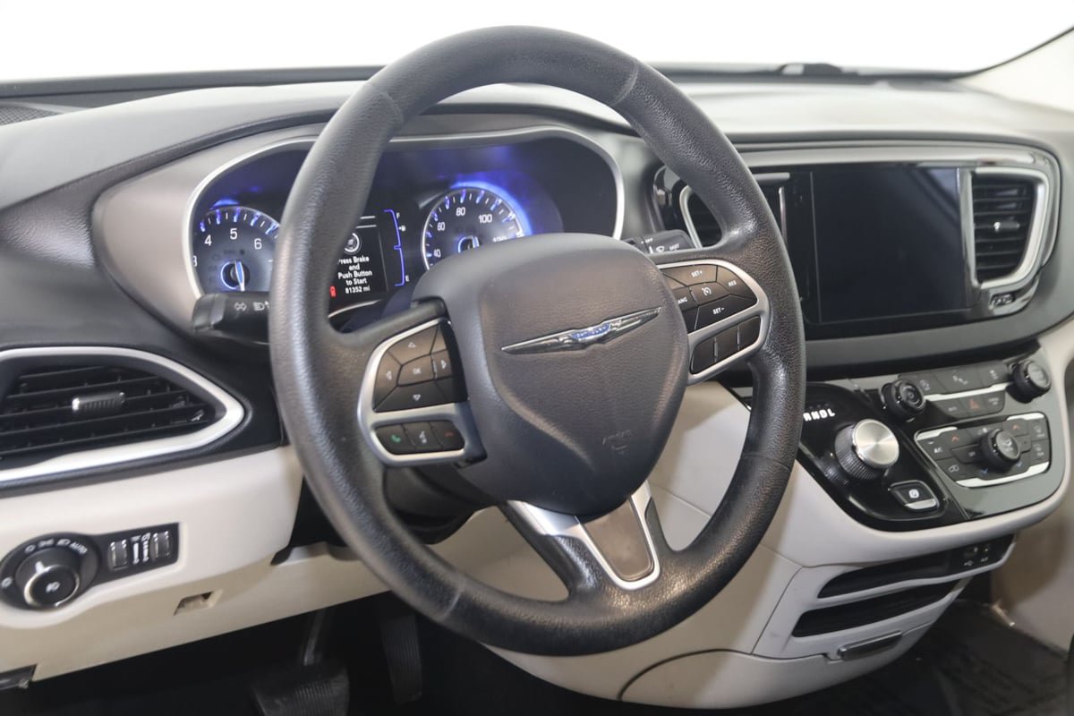 Used 2020 Chrysler Pacifica Touring FWD image 6