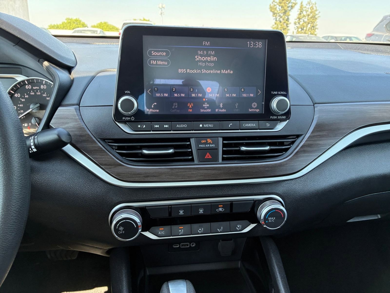 Used 2024 Nissan Altima 2.5 SV FWD image 17