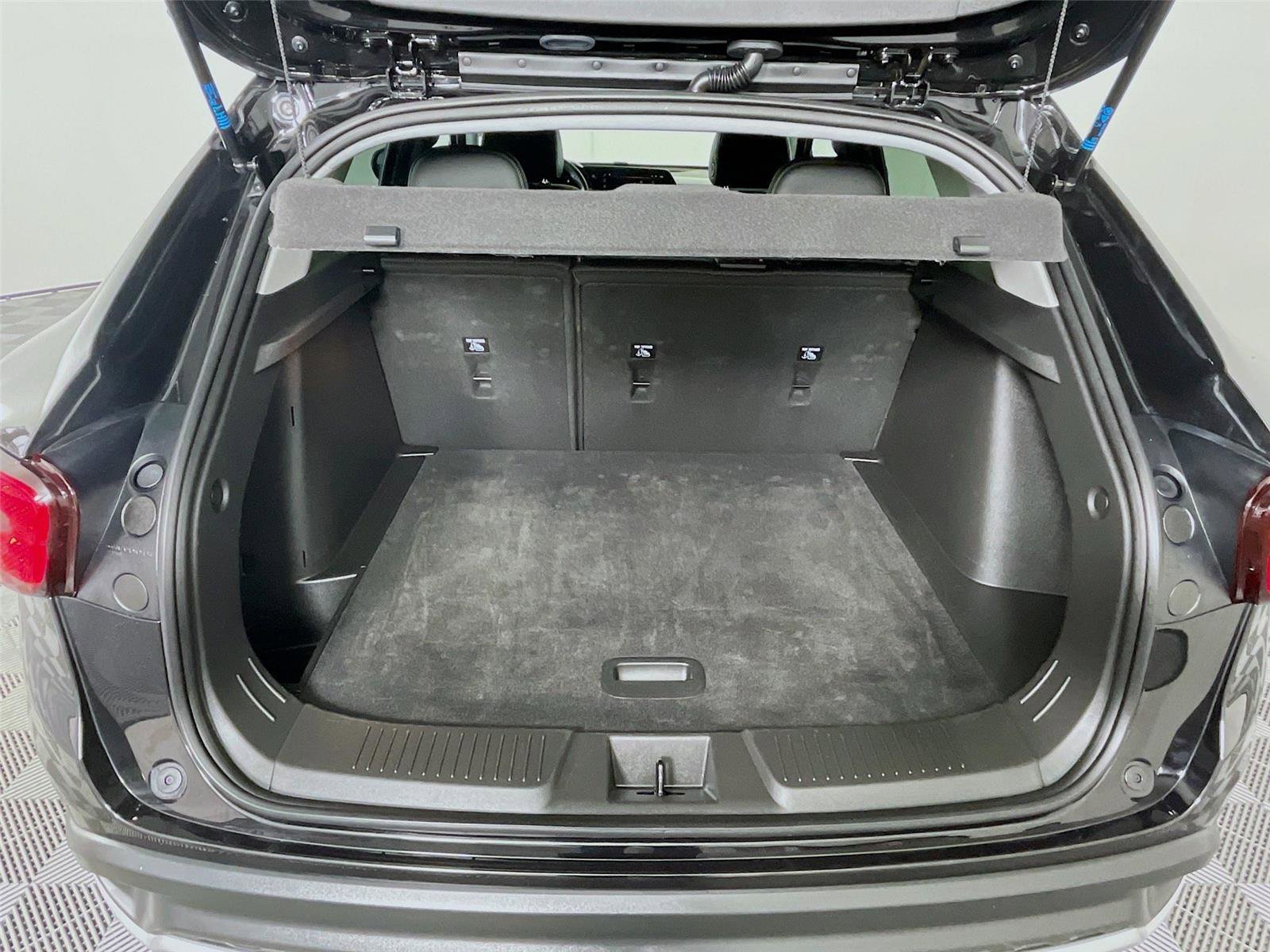 Used 2025 Chevrolet Trax LT w/ LT Convenience Package image 27