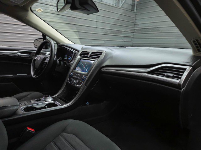 Used 2020 Ford Fusion SE FWD image 12
