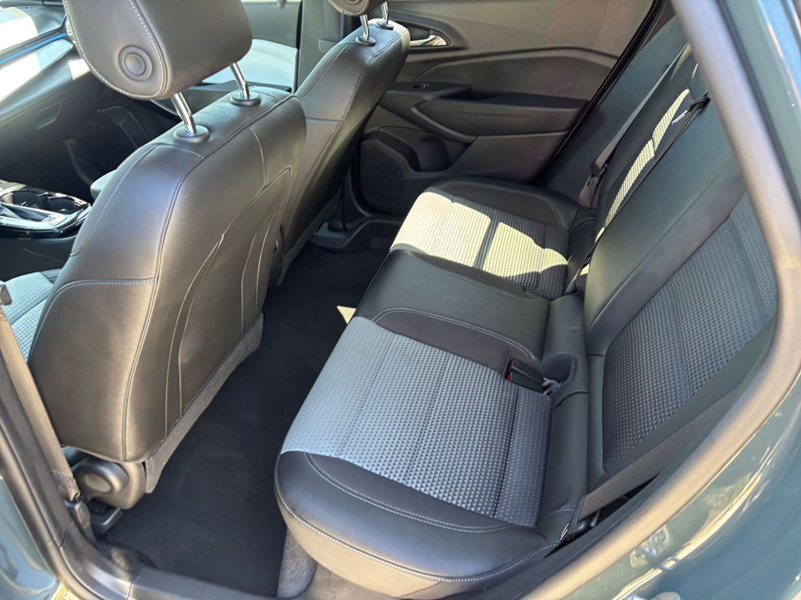 Used 2025 Chevrolet Trax LT w/ LT Convenience Package image 27