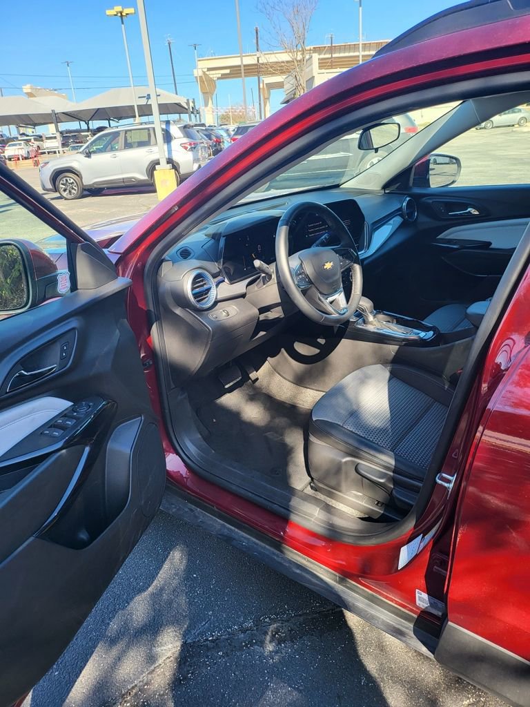 Used 2025 Chevrolet Trax LT w/ LT Convenience Package image 3