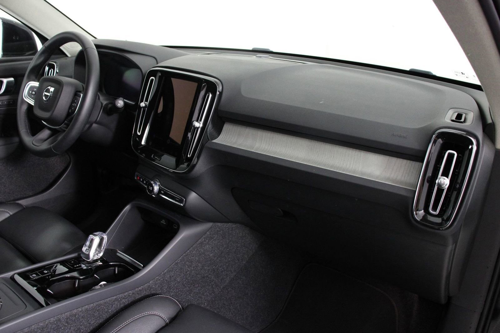 Used 2025 Volvo XC40 B5 Plus image 22