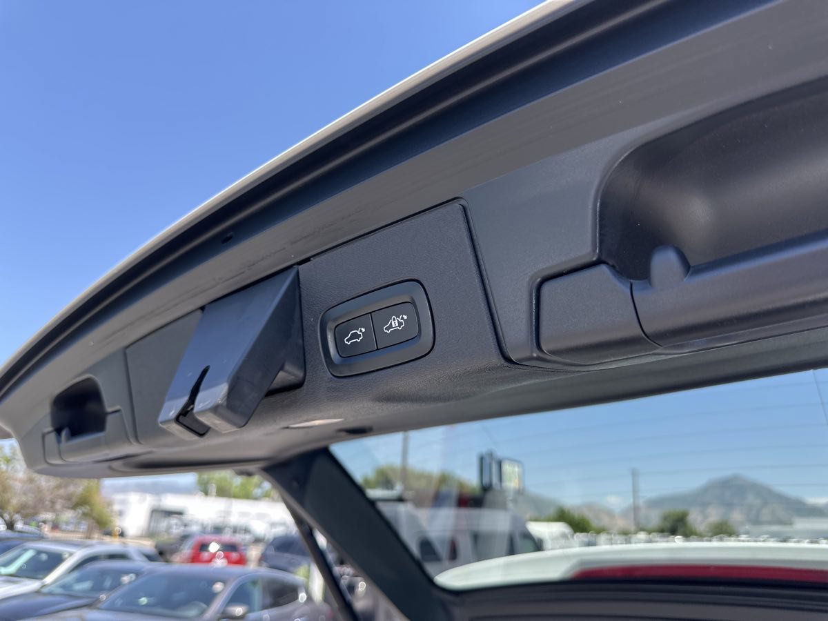 Used 2022 Volvo XC60 T8 R-Design w/ Advanced Package image 16