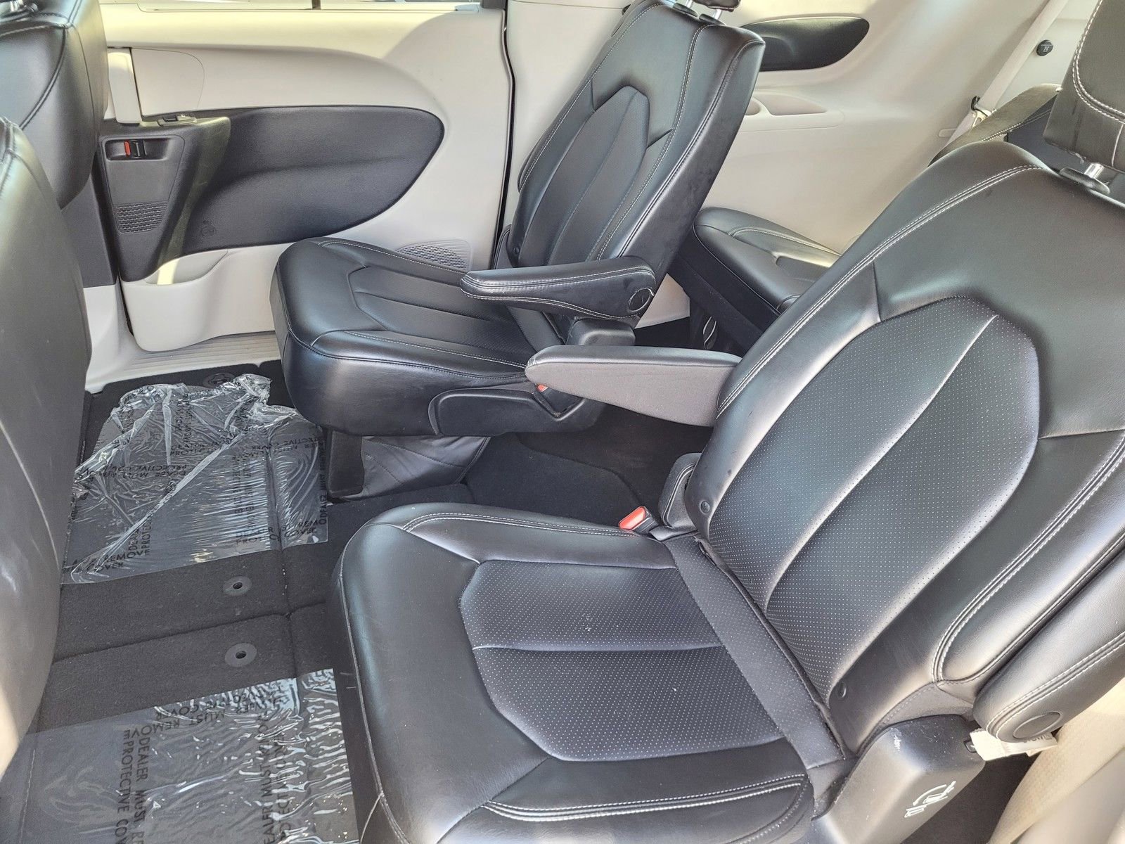 Used 2023 Chrysler Pacifica Touring-L FWD image 16
