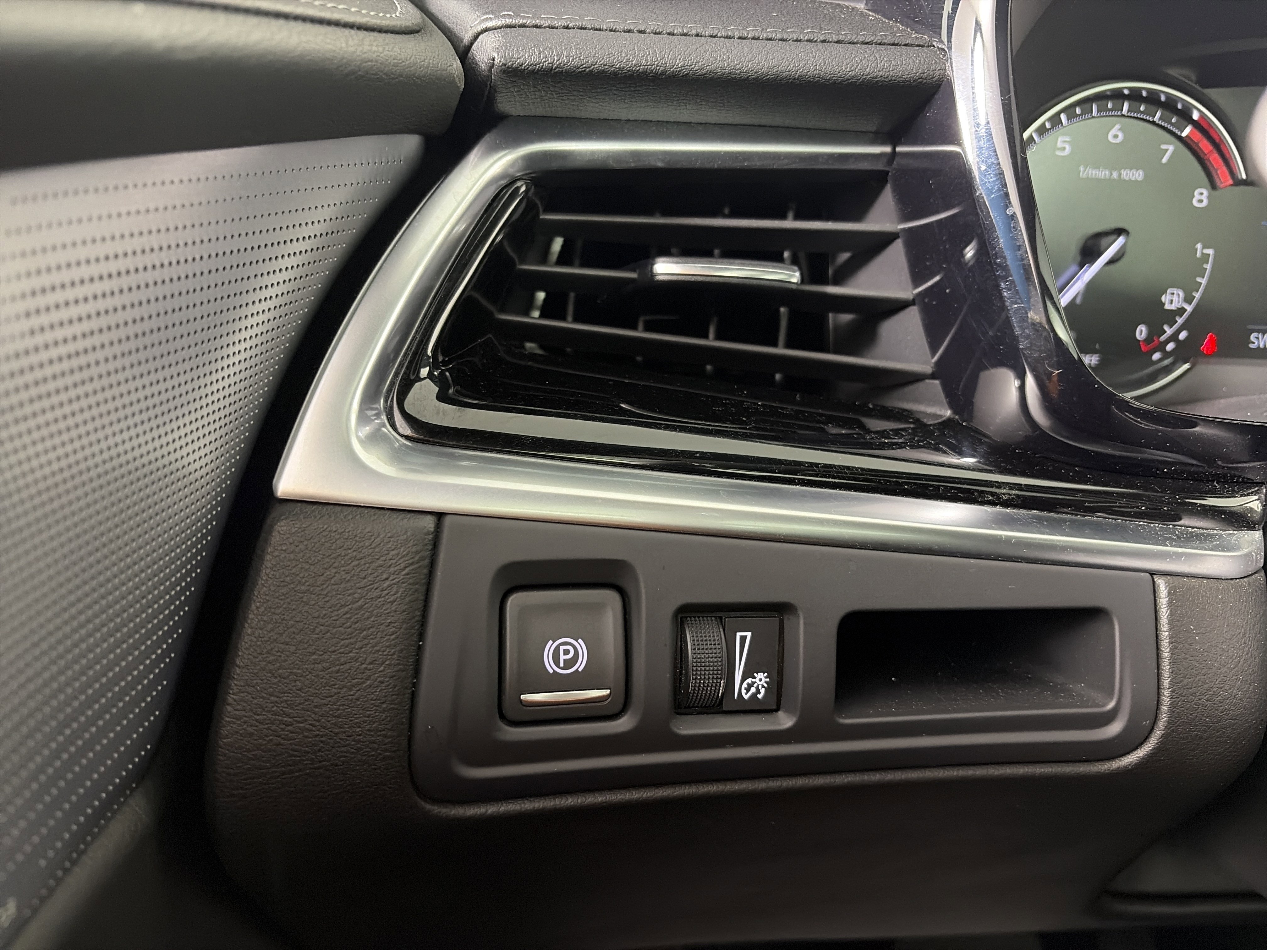 Certified 2025 Cadillac XT6 Premium Luxury image 33