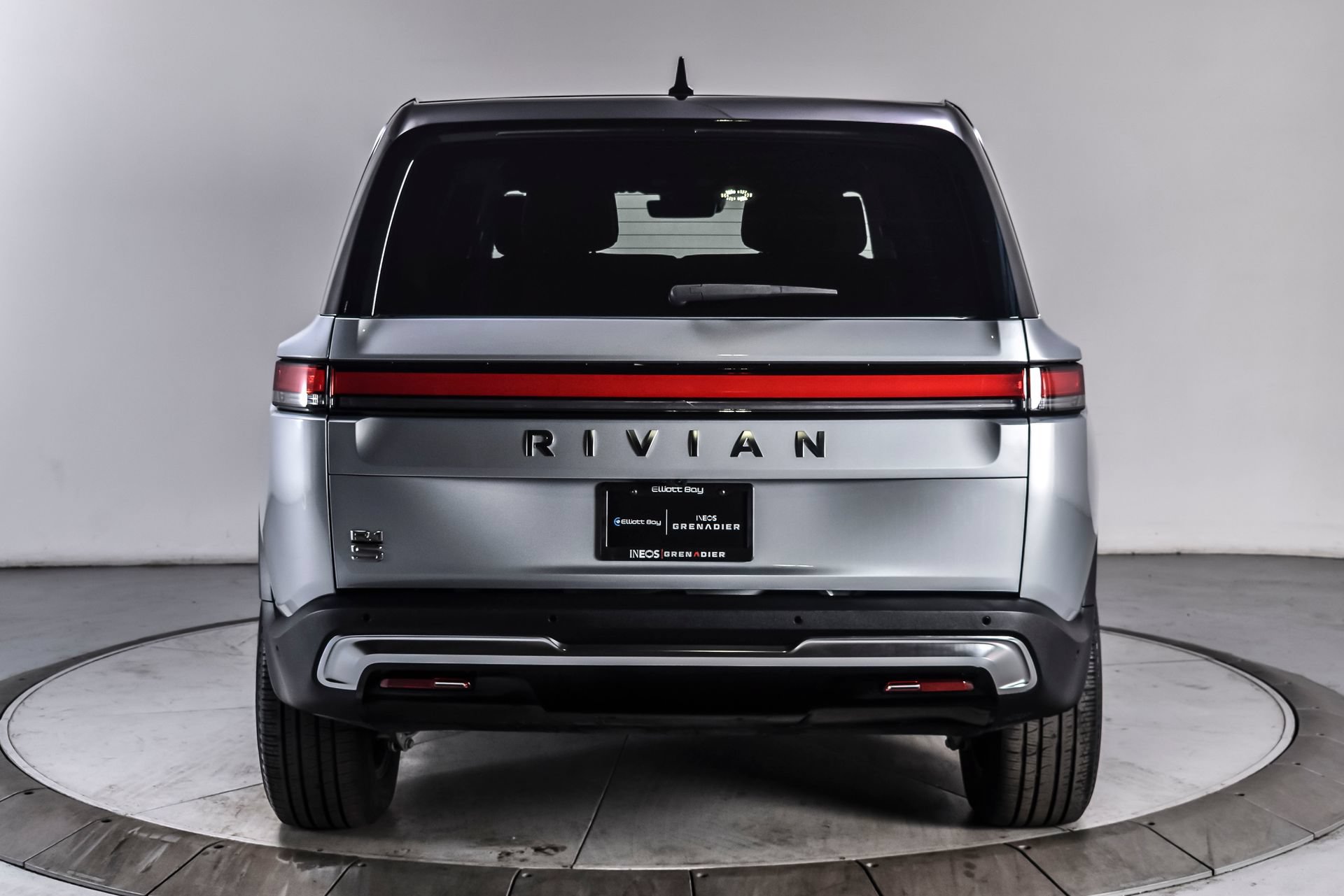 Used 2024 Rivian R1S Adventure AWD/4WD image 5