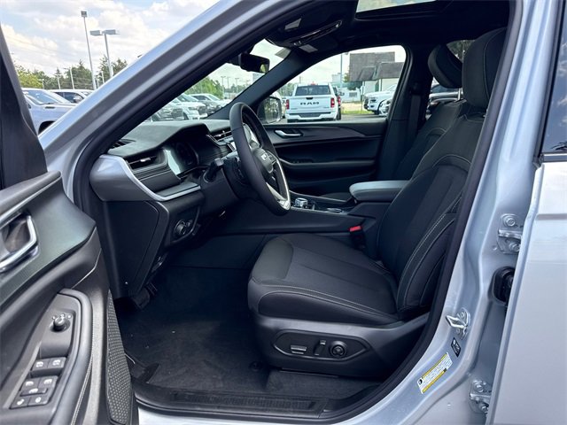 New 2025 Jeep Grand Cherokee L Laredo w/ Luxury Tech Group I image 11