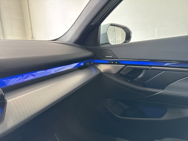 Used 2024 BMW 540i xDrive w/ M Sport Package image 27