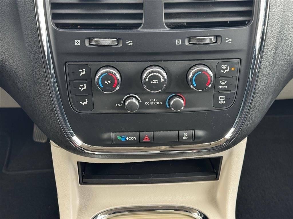 Used 2014 Dodge Grand Caravan SXT image 18